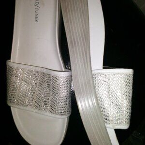 Donald J Pliner "FIJI"" SLIDES. SZ12 women. EUC